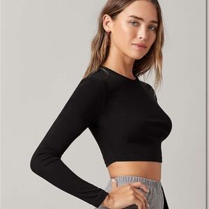 Basic Long Sleeve Crew Neck Fitted Crop Top Tee Shirt - NWT